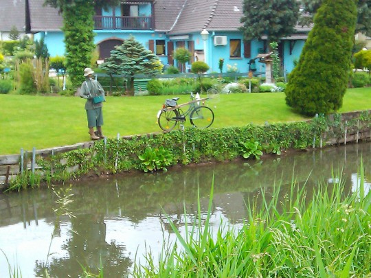Pêcheur au bord du canal de la Bruche